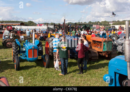 26 août 2012 le Northamptonshire. UK. Earls Barton Vintage Rallye et Country Fair. Vintage tracteurs sur écran avec les foules à travers, le temps était bon. toute la journée. Credit : Keith J Smith. / Alamy Live News Banque D'Images