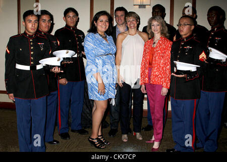 24 août 2012 - Hollywood, Californie, États-Unis - J15529CHW .6e Prix des héros annuel organisé par Raquel Castaneda .Le The Westin Bonaventure Hotel, centre-ville de Los Angeles, CA .08/25/2012.SUSAN DUNLAP - CHEF DE LA DIRECTION, LA PLANIFICATION FAMILIALE-LA ET DEBRA BOWEN posant avec des marines . Crédit Image : 2012(Â© Clinton Wallace/Globe Photos/ZUMAPRESS.com) Banque D'Images