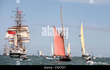 26 août 2012. Après trois jours à port enfin les grands voiliers ont une énorme send off qu'ils quittent la baie de Dublin, plus d'un million de personnes étaient alignés le long des quais à Dublin pendant trois jours alors que des centaines d'embarcations de plaisance se sont réunis à la baie d'escorter les navires qu'ils ont défilé le long de la côte. Sur la photo, le Stavros S Niarchos et La Jolie Brise (voile rouge) Crédit : Ian Shipley SHPS / Alamy Live News Banque D'Images