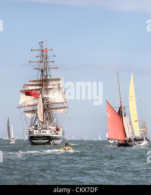 26 août 2012. Après trois jours à port enfin les grands voiliers ont une énorme send off qu'ils quittent la baie de Dublin, plus d'un million de personnes étaient alignés le long des quais à Dublin pendant trois jours alors que des centaines d'embarcations de plaisance se sont réunis à la baie d'escorter les navires qu'ils ont défilé le long de la côte. Sur la photo, le Stavros S Niarchos et La Jolie Brise (voile rouge) Crédit : Ian Shipley SHPS / Alamy Live News Banque D'Images