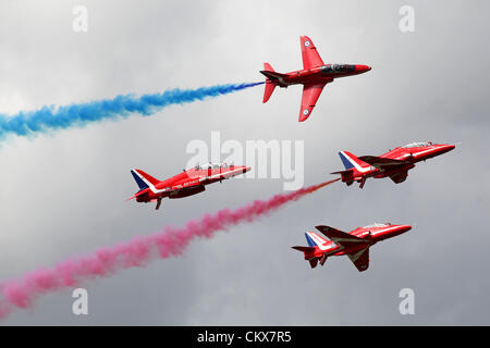 26 août 2012. Les flèches rouges wow la foule dans les escadres et les roues, Dunsfold, Surrey - 26.8.12 aujourd'hui avec un affichage spectaculaire. Wings & Wheels fête son 70e anniversaire cette année avec une variété de l'air dynamique et de conduite automobile affiche, stunt, conduite véhicule statique expositions, shopping, la danse, des groupes live et arena attractions. L'airshow a contribué à amasser plus de 250 000 € pour les organismes de bienfaisance enregistrés à ce jour. Banque D'Images