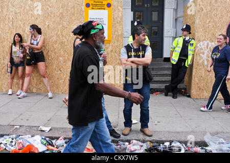 26 août 2012. London, UK.une scène sur une rue jonchée d'ordures pendant la Notting Hill Carnival en août 2012 Banque D'Images
