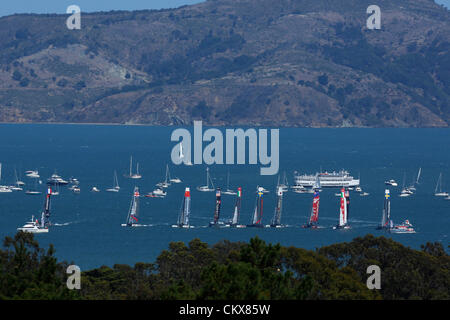 Le 26 août 2012 - San Francisco, Californie, États-Unis - America's Cup World Series, San Francisco, CA, 26 août 2012. Vue panoramique sur le début de la dernière course de la flotte. Oracle Team USA Spithill remporte la finale de la série chaleur flotte à San Francisco. (Crédit Image : © Kovic Dinno/ZUMAPRESS.com) Banque D'Images