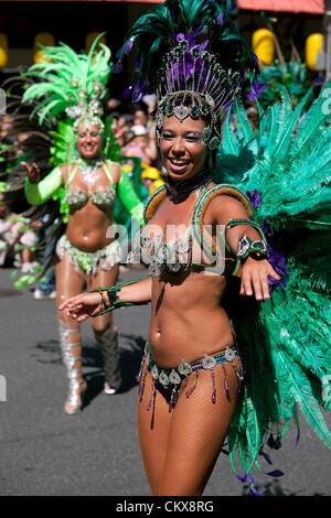 25 août 2012, Tokyo, Japon - été 2012 à Asakusa Samba Carnival. Un total de 18 équipes dans deux lieues en compétition pour le concours du 31ème Carnaval de Samba à Asakusa, Tokyo. Les festivités de l'an dernier ont été annulées en raison du grand séisme de l'Est du Japon. (Photo de Rodrigo Reyes Marin/AFLO) Banque D'Images