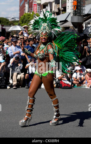 25 août 2012, Tokyo, Japon - été 2012 à Asakusa Samba Carnival. Un total de 18 équipes dans deux lieues en compétition pour le concours du 31ème Carnaval de Samba à Asakusa, Tokyo. Les festivités de l'an dernier ont été annulées en raison du grand séisme de l'Est du Japon. (Photo de Rodrigo Reyes Marin/AFLO) Banque D'Images