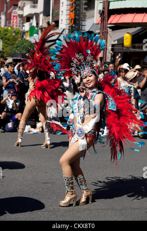 25 août 2012, Tokyo, Japon - été 2012 à Asakusa Samba Carnival. Un total de 18 équipes dans deux lieues en compétition pour le concours du 31ème Carnaval de Samba à Asakusa, Tokyo. Les festivités de l'an dernier ont été annulées en raison du grand séisme de l'Est du Japon. (Photo de Rodrigo Reyes Marin/AFLO) Banque D'Images