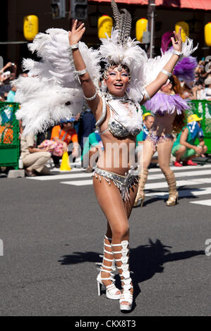 25 août 2012, Tokyo, Japon - été 2012 à Asakusa Samba Carnival. Un total de 18 équipes dans deux lieues en compétition pour le concours du 31ème Carnaval de Samba à Asakusa, Tokyo. Les festivités de l'an dernier ont été annulées en raison du grand séisme de l'Est du Japon. (Photo de Rodrigo Reyes Marin/AFLO) Banque D'Images