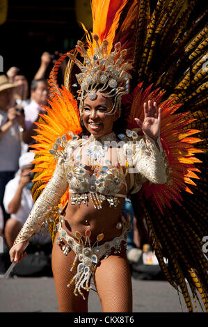 25 août 2012, Tokyo, Japon - été 2012 à Asakusa Samba Carnival. Un total de 18 équipes dans deux lieues en compétition pour le concours du 31ème Carnaval de Samba à Asakusa, Tokyo. Les festivités de l'an dernier ont été annulées en raison du grand séisme de l'Est du Japon. (Photo de Rodrigo Reyes Marin/AFLO) Banque D'Images