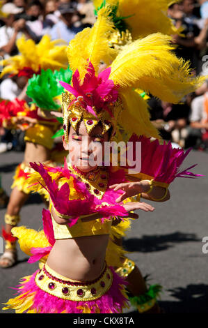 25 août 2012, Tokyo, Japon - été 2012 à Asakusa Samba Carnival. Un total de 18 équipes dans deux lieues en compétition pour le concours du 31ème Carnaval de Samba à Asakusa, Tokyo. Les festivités de l'an dernier ont été annulées en raison du grand séisme de l'Est du Japon. (Photo de Rodrigo Reyes Marin/AFLO) Banque D'Images