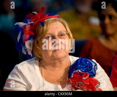 Le 26 août 2012 - Tampa, FL, USA - une femme à l'écoute des orateurs au Tea Party-parrainé "Unity Rally 2012" à l'église de la rivière à la veille de la Convention nationale républicaine de 2012. Banque D'Images