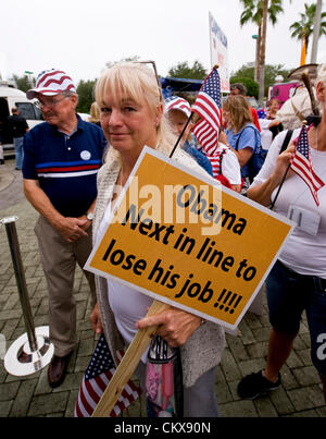 Le 26 août 2012 - Tampa, FL, USA - personnes attendent en ligne pour le Tea Party-parrainé "Unity Rally 2012" à l'église de la rivière à la veille de la Convention nationale républicaine de 2012. Banque D'Images