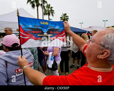 Le 26 août 2012 - Tampa, FL, USA - personnes attendent en ligne pour le Tea Party-parrainé "Unity Rally 2012" à l'église de la rivière à la veille de la Convention nationale républicaine de 2012. Banque D'Images