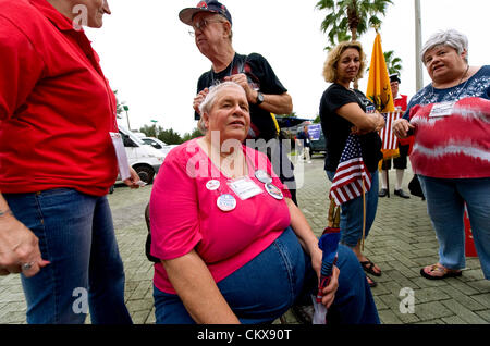 Le 26 août 2012 - Tampa, FL, USA - personnes attendent en ligne pour le Tea Party-parrainé "Unity Rally 2012" à l'église de la rivière à la veille de la Convention nationale républicaine de 2012. Banque D'Images