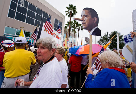 Le 26 août 2012 - Tampa, FL, USA - Les gens d'attendre à l'extérieur de l'ouverture des portes pour le Tea Party-parrainé "Unity Rally 2012" à l'église de la rivière à la veille de la Convention nationale républicaine de 2012. Banque D'Images