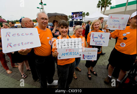 Le 26 août 2012 - Tampa, FL, USA - Les gens d'attendre à l'extérieur de l'ouverture des portes pour le Tea Party-parrainé "Unity Rally 2012" à l'église de la rivière à la veille de la Convention nationale républicaine de 2012. Banque D'Images