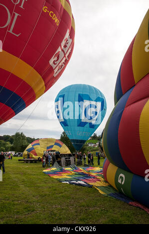 26 août 2012. Le Cameron-Z Series (UK) (Gottex) (Z-90) (G-CCNN) ballons et le John Harris (G-CDWD) Université de Bristol balloon est prêt pour le festival de montgolfières à Tiverton Tiverton, Devon, UK. Banque D'Images