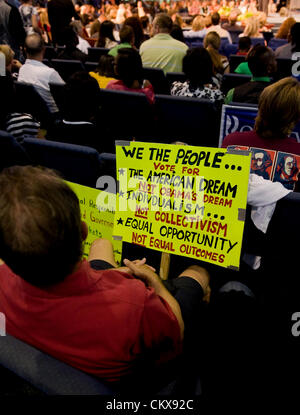 Le 26 août 2012 - Tampa, FL, USA - Les gens attendent pour le Tea Party-parrainé "Unity Rally 2012' pour commencer à l'église de la rivière à la veille de la Convention nationale républicaine de 2012. Banque D'Images