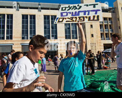 27 août 2012. Un jeune garçon porte une inscription en hébreu de lire "Nous avons eu assez de mots. Nous exigeons de rénovation" qui protestaient à l'Hôtel de Ville à la place Safra. Jérusalem, Israël. 27-Aug-2012. Les enseignants et les parents de l'école expérimentale à Jérusalem grant jeunes étudiants une leçon de démocratie et le droit de manifester sur la première journée d'école à l'Hôtel de ville contre des années de négligence alléguée de la structure et des installations. Banque D'Images