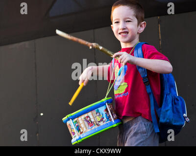 27 août 2012. Un jeune garçon utilise un tambour pour créer le bruit et perturber les travaux à l'Hôtel de ville comme des centaines d'enseignants, parents et élèves protester contre la négligence de leur école. Jérusalem, Israël. 27-Aug-2012. Les enseignants et les parents de l'école expérimentale à Jérusalem grant jeunes étudiants une leçon de démocratie et le droit de manifester sur la première journée d'école à l'Hôtel de ville contre des années de négligence alléguée de la structure et des installations. Banque D'Images