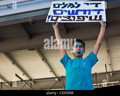 27 août 2012. Un jeune garçon porte une inscription en hébreu de lire "Nous avons eu assez de mots. Nous exigeons de rénovation" qui protestaient à l'Hôtel de Ville à la place Safra. Jérusalem, Israël. 27-Aug-2012. Les enseignants et les parents de l'école expérimentale à Jérusalem grant jeunes étudiants une leçon de démocratie et le droit de manifester sur la première journée d'école à l'Hôtel de ville contre des années de négligence alléguée de la structure et des installations. Banque D'Images