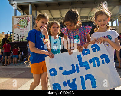 27 août 2012. Les jeunes filles tiennent une pancarte en hébreu "lecture des juifs laïques ont des aspirations trop !" se référant aux municipalités affectées à l'enseignement ultra-orthodoxes. Jérusalem, Israël. 27-Aug-2012. Les enseignants et les parents de l'école expérimentale à Jérusalem grant jeunes étudiants une leçon de démocratie et le droit de manifester sur la première journée d'école à l'Hôtel de ville contre des années de négligence alléguée de la structure et des installations. Banque D'Images