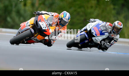 26 août 2012. Dani Pedrosa(à gauche), de l'Espagne, vainqueur de la catégorie MotoGP,deuxième placé Jorge Lorenzo (droite) de l'Espagne pendant le Grand Prix de République tchèque,Championnat du Monde de Courses sur Route, sont vus à Brno,République tchèque,on August 26, 2012. Banque D'Images