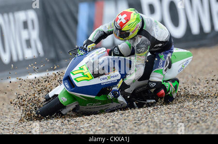 26 août 2012. Racer suisse de la catégorie Moto2 Dominique Aegerter tombe pendant le Grand Prix de la République tchèque,la course sur route Championnat du Monde,à Brno,République tchèque,on August 26, 2012. Banque D'Images