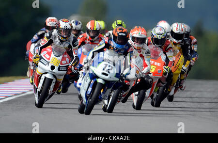 26 août 2012. Racers de la classe Moto3 pendant le Grand Prix de République tchèque,Championnat du Monde de Courses sur Route,à Brno,République tchèque,on August 26, 2012. Banque D'Images