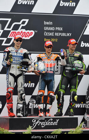 26 août 2012. Dani Pedrosa (centre) de l'Espagne, vainqueur de la catégorie MotoGP,deuxième placé Jorge Lorenzo (à gauche), de l'Espagne, troisième placé Cal Crutchlow (droite) de la Grande-Bretagne au cours du Grand Prix de République tchèque,Championnat du Monde de Courses sur Route, sont vus à Brno,République tchèque,on August 26, 2012. Banque D'Images