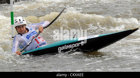 26 août 2012. La kayakiste Carole Bouzidi de France est perçu au cours de canoë/kayak slalom Championnats du monde à Prague, en République tchèque, le 26 août 2012. Banque D'Images