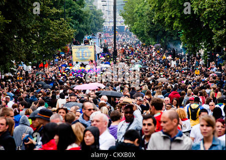 Londres, Royaume-Uni - 27 août 2012 : rue bondée pendant la parade du carnaval de Notting Hill annuel. Credit : pcruciatti / Alamy Live News. Banque D'Images