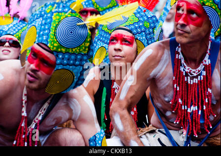 Londres, Royaume-Uni - 27 août 2012 : le défilé des fêtards au cours de l'assemblée annuelle du carnaval de Notting Hill. Credit : pcruciatti / Alamy Live News. Banque D'Images