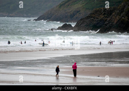 Bank Holiday Beach - Caswell Bay - Swansea - UK - 27 août 2012 : Famille à marcher dans le vent et tempêtes à Caswell Bay près de Swansea, cet après-midi. Banque D'Images