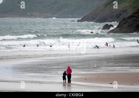 Bank Holiday Beach - Caswell Bay - Swansea - UK - 27 août 2012 : Famille à marcher dans le vent et tempêtes à Caswell Bay près de Swansea, cet après-midi. Banque D'Images