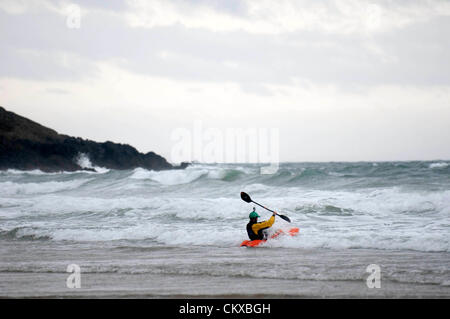 Bank Holiday Beach - Caswell Bay - Swansea - UK - 27 août 2012 Le kayakiste : tirer le meilleur parti de la surf générés par les grands vents à Caswell Bay près de Swansea, cet après-midi. Banque D'Images