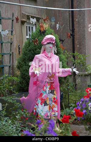 27 août 2012. Bisterne, parc national New Forest, Hampshire, Royaume-Uni. Bisterne Scarecrow Festival 2012. Jolie en rose tho il pleut des chats et des chiens. Credit : Carolyn Jenkins / Alamy Live News Banque D'Images