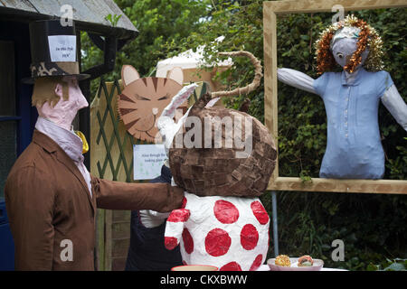 27 août 2012. Bisterne, parc national New Forest, Hampshire, Royaume-Uni. Bisterne Scarecrow Festival 2012. Alice à travers le miroir. Credit : Carolyn Jenkins / Alamy Live News Banque D'Images