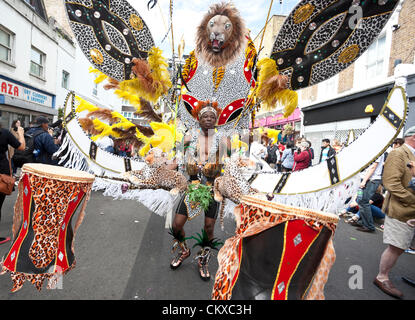 Août 27th, 2012, Londres, Royaume-Uni. Notting Hill Carnival danseur porte des costumes de fantaisie. Banque D'Images