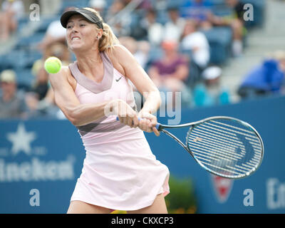 27 août 2012. 27.08.2012. New York, USA. Maria Sharapova de Russie en action au cours de l'US Open Tennis Tournament à la Billie Jean King National Tennis Center de Flushing, New York. Banque D'Images