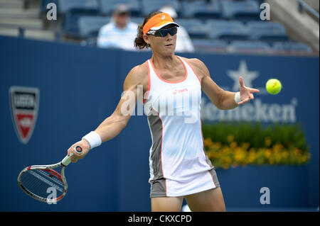 27 août 2012. 27.08.2012. New York, USA. Samantha Stosur (AUS) de l'Australie a battu la Croatie est Petra Martic (CRO) lors de leur premier match le jour 1 de l'US Open 2012 Tennis Championships à l'USTA Billie Jean King National Tennis Center de Flushing, Queens, New York, USA. Banque D'Images