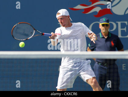 27 août 2012. 27.08.2012. New York, USA. Alex Bogomolov (RUS) renvoie volley contre Andy Murray (GBR) lors de leur premier tour de mens à l'US Open à Arthur Ashe Stadium à la Billie Jean King Tennis Center à Flushing, New York. Banque D'Images