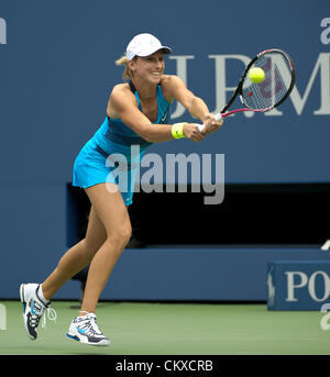 27 août 2012. 27.08.2012. New York, USA. Petra Martic, à partir de la Croatie a été battu par l'Australie's Samantha Stosur lors de leur premier match le jour 1 de l'US Open 2012 Tennis Championships à l'USTA Billie Jean King National Tennis Center de Flushing, Queens, New York, USA. Banque D'Images