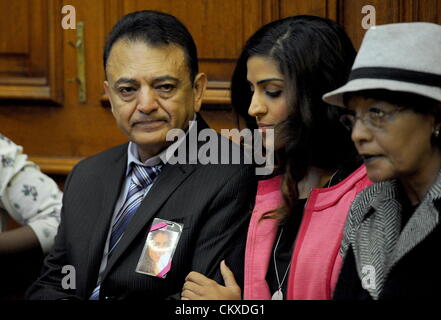 27 août 2012. Cape Town, Afrique du Sud. Assassiné le père de l'Anni Dewani Vinod Hindocha avec la nièce de l'Irna comme Xolile Mngeni apparaît dans la Haute Cour dans le cadre de son meurtre. Mngeni est accusé d'appuyer sur la détente sur Anni, dans un meurtre aurait été tracée par son mari britannique Shiren Dewani. (Photo par Gallo Images / Foto24 / Edrea du toit) Banque D'Images