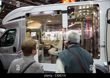 Le 27 août 2012 à Düsseldorf, Allemagne. Camping-car moderne à l'exposition Caravan Salon 2012. Banque D'Images