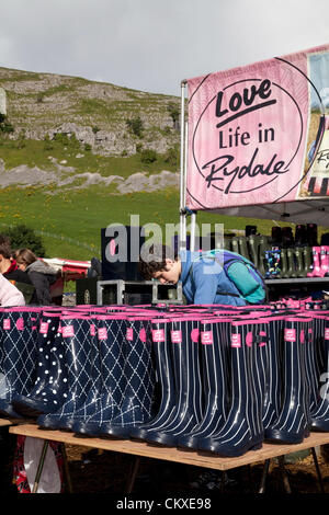 Un blocage de démarrage wellington à vendre des bottes en caoutchouc pays montrent juste chaussures saisons saison de protection de l'eau saisonnière flaques flaque humide wellies Banque D'Images