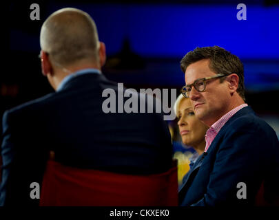 28 août 2012 - Tampa, FL, USA - Joe Scarborough et Mika Brzezinski, co-hôte de la MSNBC 'Morning Joe' show, sur le plateau à l'hurler au clair de lune bar pendant leur diffusion à partir de la Convention nationale républicaine de 2012. Banque D'Images