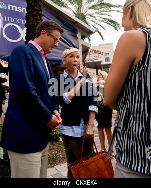 28 août 2012 - Tampa, FL, USA - Joe Scarborough et Mika Brzezinski, co-hôte de la MSNBC 'Morning Joe' show, parler avec un journaliste à l'extérieur de l'hurler au clair de lune bar après clôture de leur talk-show politique de la Convention nationale républicaine de 2012. Banque D'Images