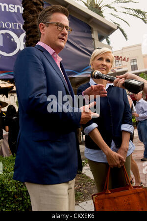 28 août 2012 - Tampa, FL, USA - Joe Scarborough et Mika Brzezinski, co-hôte de la MSNBC 'Morning Joe' show, parler à un journaliste à l'extérieur de l'hurler au clair de lune bar après clôture de leur talk-show politique de la Convention nationale républicaine de 2012. Banque D'Images