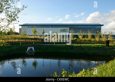 Le produit phare du magasin Marks & Spencer à Cheshire Oaks, Cheshire, Royaume-Uni qui s'ouvre au public à 10h00 mercredi 29 août 2012. Il sera ouvert par Directeur Marc Bolland avec Joanna Lumley. Banque D'Images