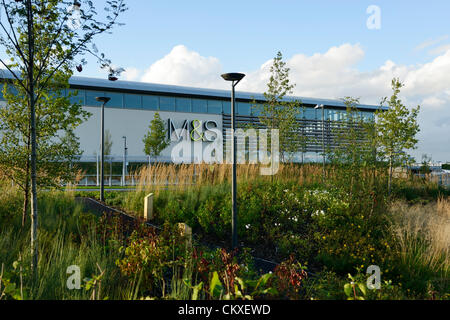 Le produit phare du magasin Marks & Spencer à Cheshire Oaks, Cheshire, Royaume-Uni qui s'ouvre au public à 10h00 mercredi 29 août 2012. Il sera ouvert par Directeur Marc Bolland avec Joanna Lumley. Banque D'Images